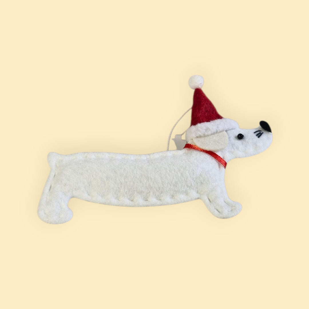 witte teckel vilten kerstornament met kerstmuts op