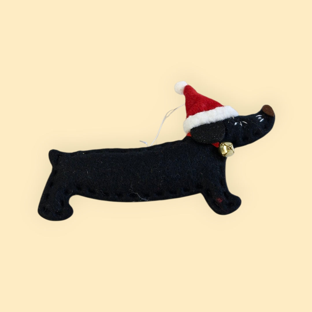 zwarte vilten teckel kerstornament met kerstmuts op